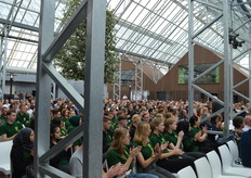 Bij Schoneveld werken alleen al in Nederland 200 tot 250 mensen en die waren misschien niet allemaal, maar in elk geval voor een groot gedeelte aanwezig.